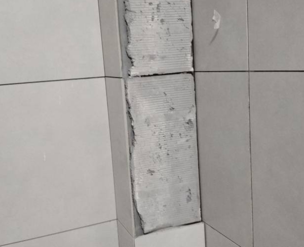 丹巴瓷砖空鼓维修公司分享下瓷砖施工前基层浇水润湿程度不足，可能导致以下问题